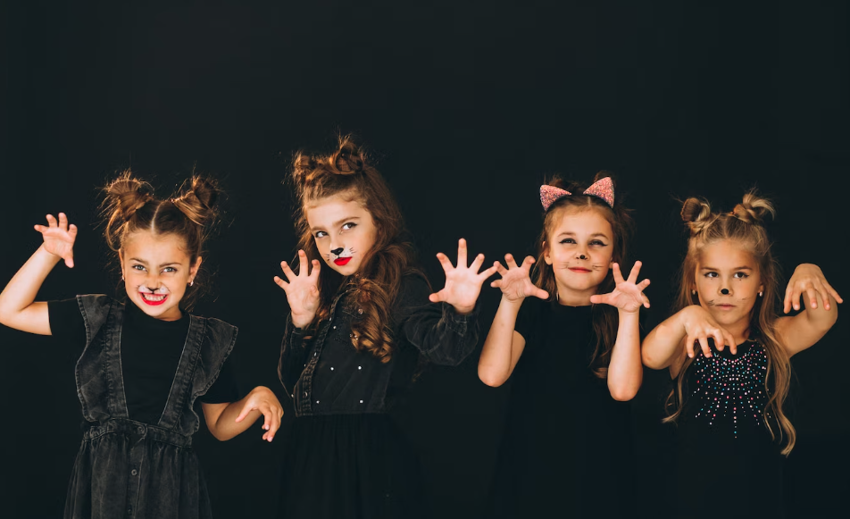 Four little girls dressed in black stretched out their hands to play Catwoman