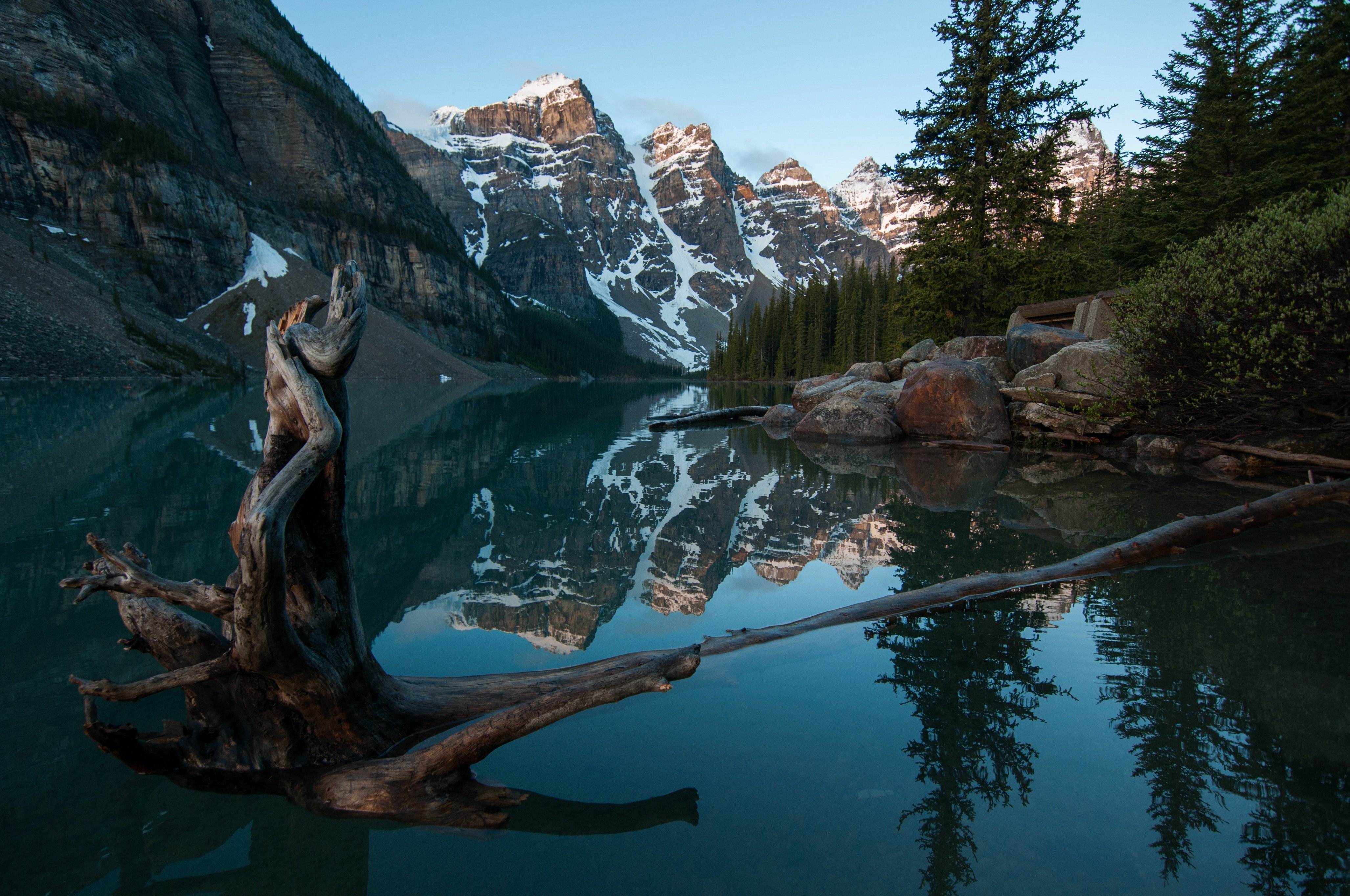 a lake with montains and trees