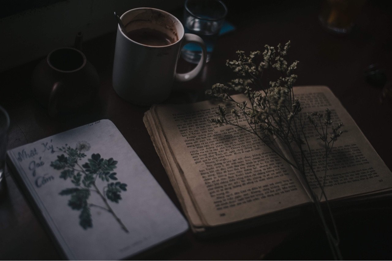 books and mugs on the table