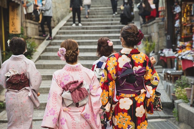 four ladies wear in kimono