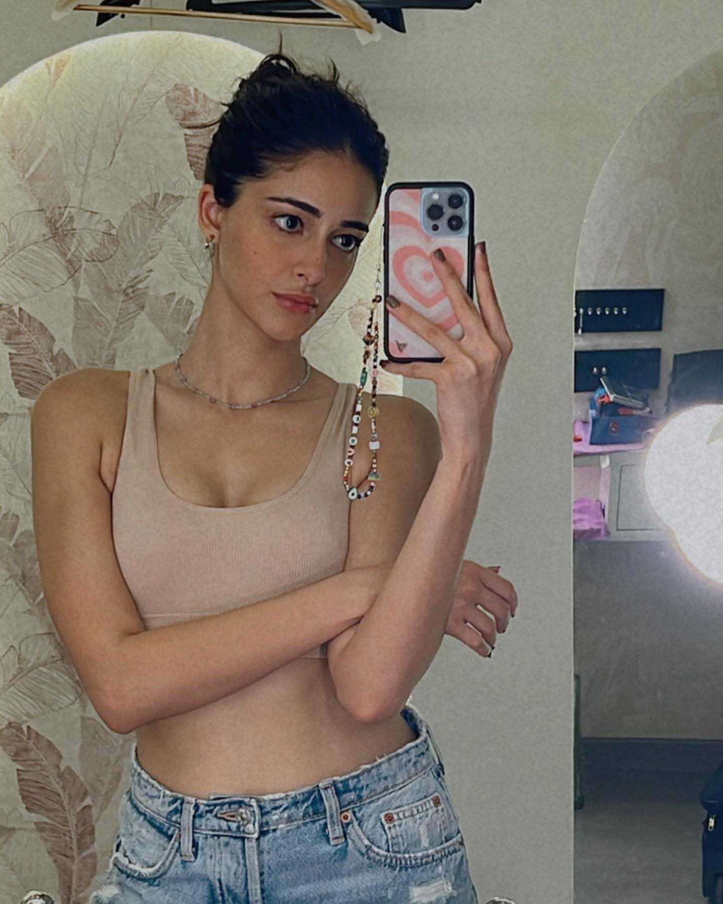 10 Best Mirror Selfie Ideas For Perfect Mirror Selfies Fotor