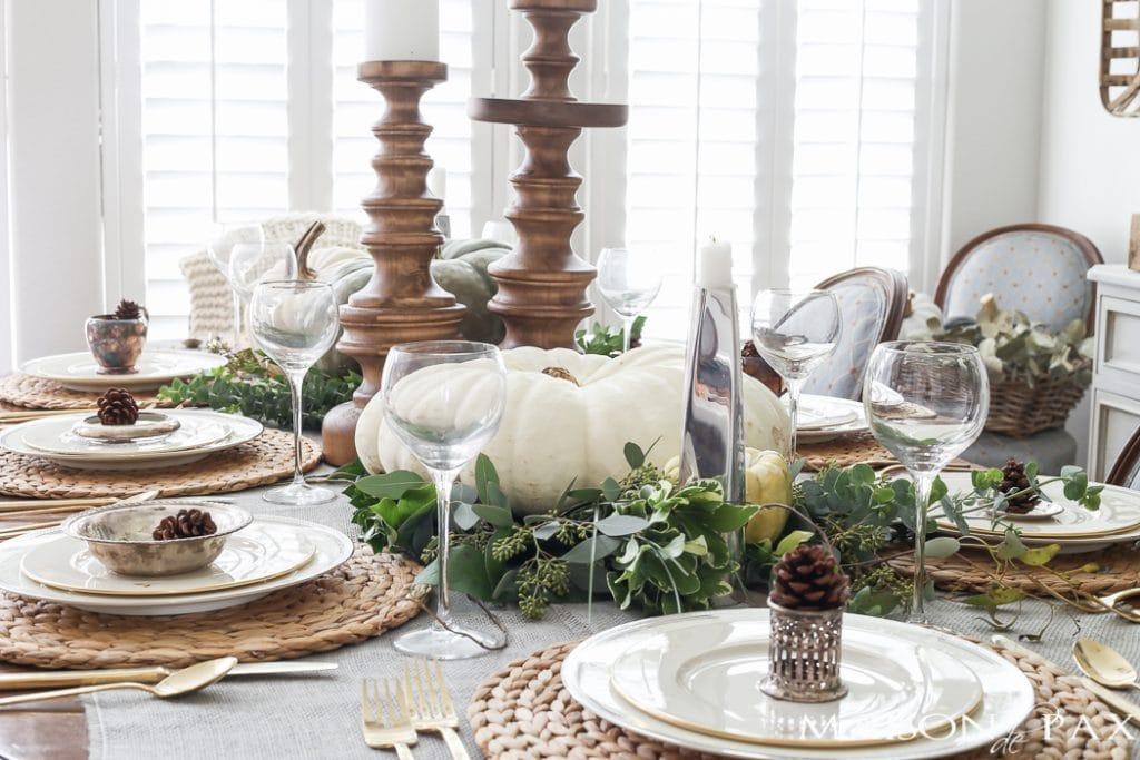 green-and-white-thanksgiving-table-decor