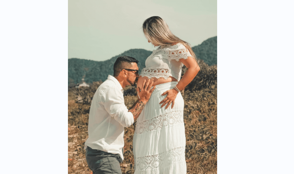 The cutest married couple! Had so much fun shooting this husband and wife  duo. Their dreamy, mountain,… | Couple photography poses, Couples, Family photoshoot  poses