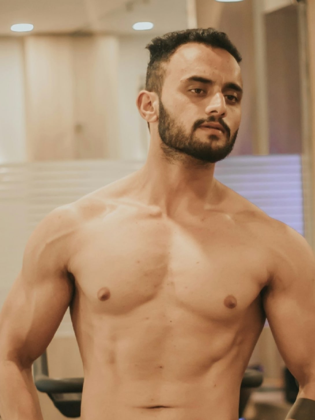 原始圖片，待修改人物身材