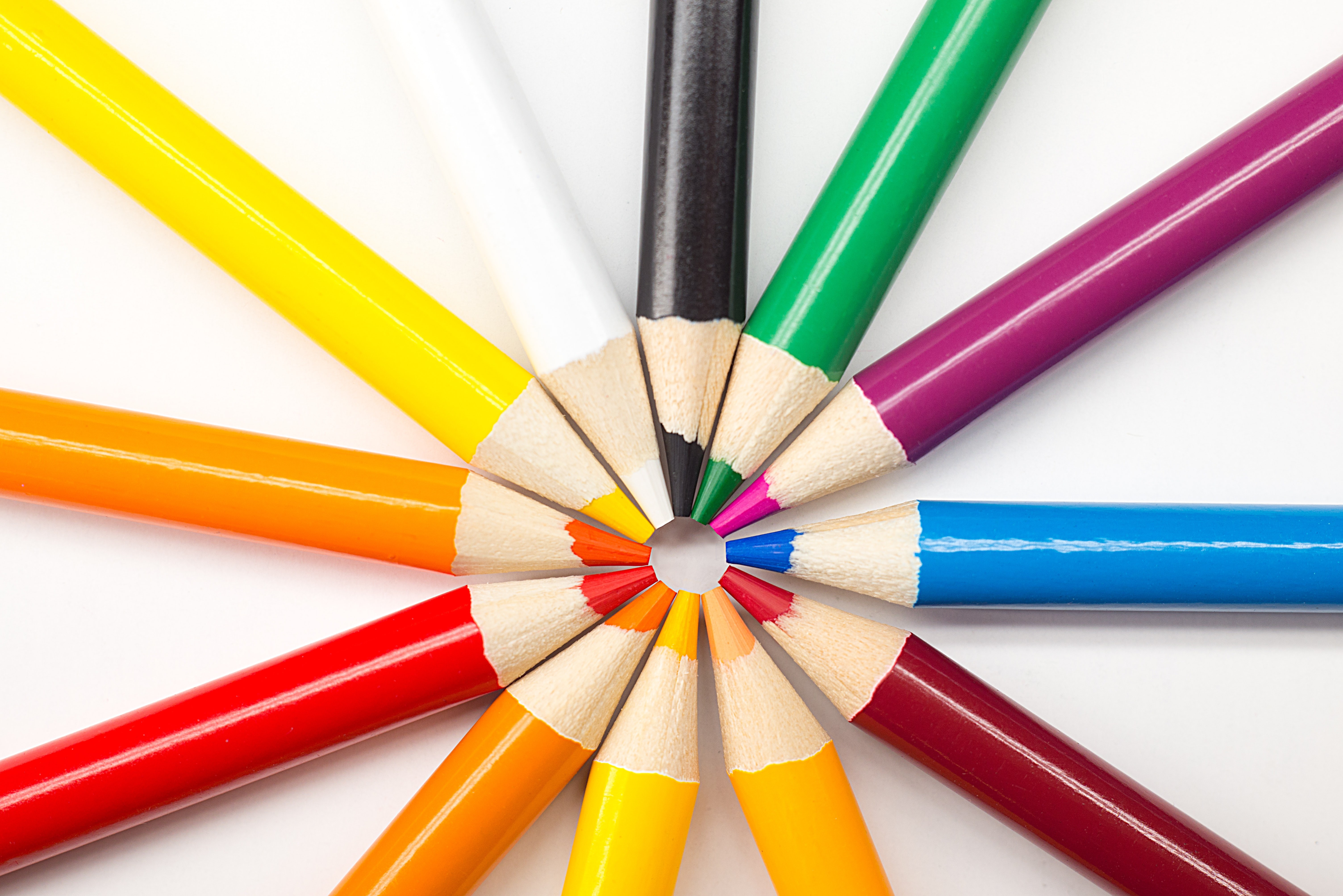 different colors pencils conbine to a circle