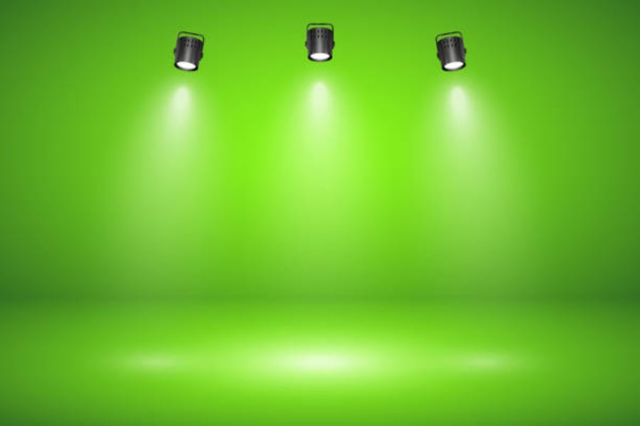 the green sreen with three lighting equipments shooting above