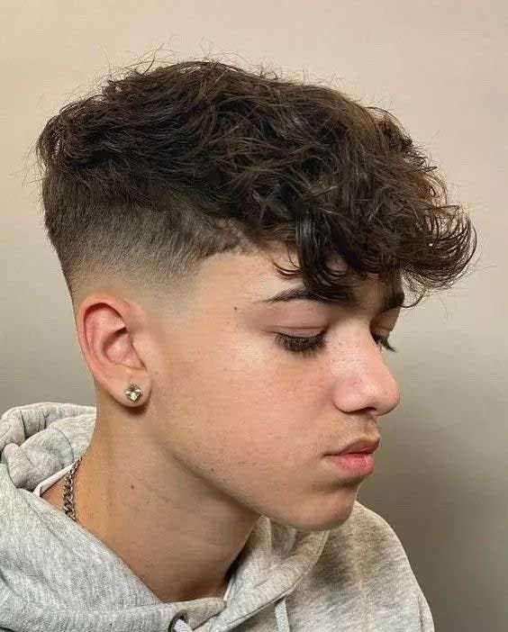 un garçon avec une coiffure homme moderne coupe casquette