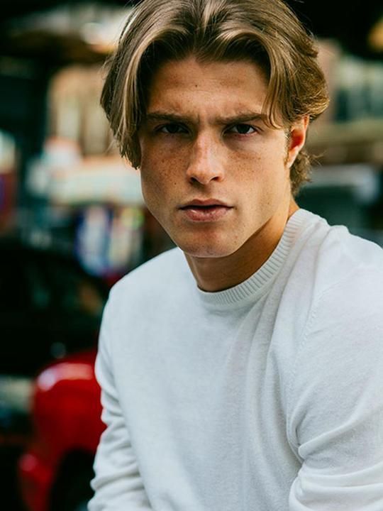 un homme charmant et élégant avec une coiffure homme middle part