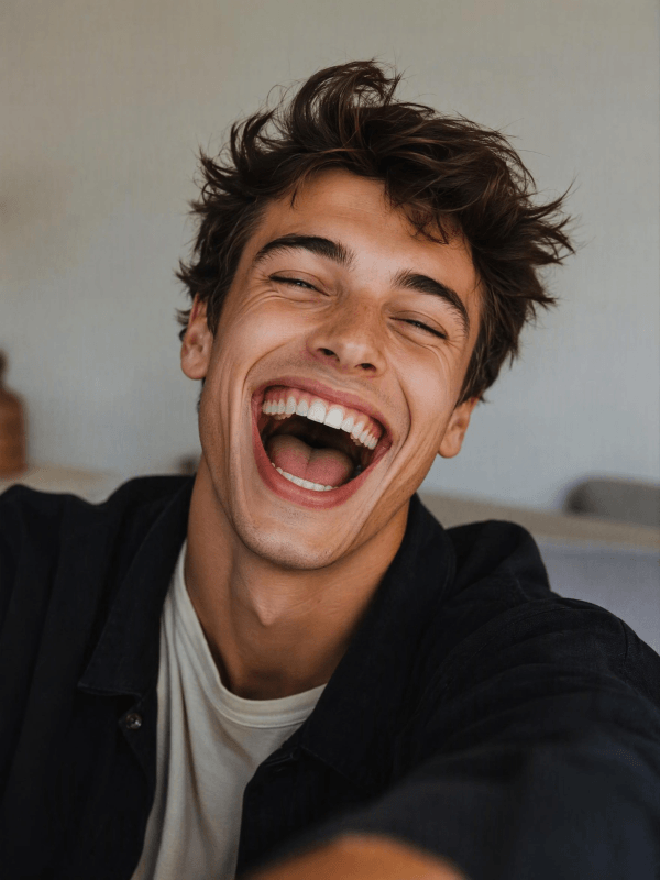Un homme riant avec un filtre photo de visage IA expressif