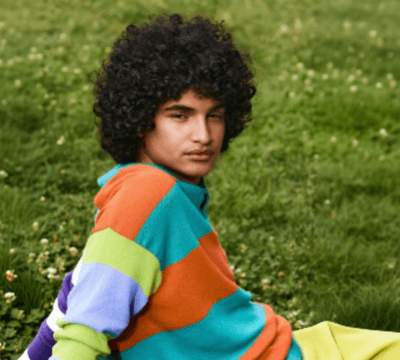 Photo dun homme aux cheveux bouclés pour inverser une photo