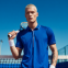 Thumbnail Bild eines Manns in kurzen golden Haaren mit Tennisbrett