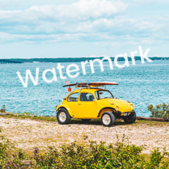 湖畔に止まったの黄色い車の写真１