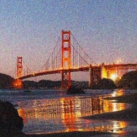 橋の夜景を撮影した、ノイズの多い写真