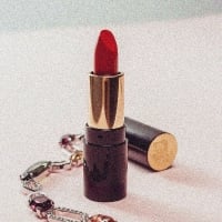 派手な口紅のサムネイル