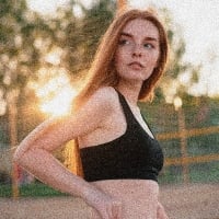 黒いスポーツトップとジーンズを着た女性の、ざらついた質感のサムネイル