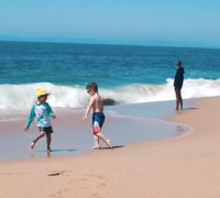 Das erste bild des beispielvideos am strand