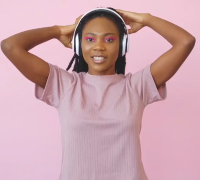 バラを背景にした女性のダンス動画の最初のシーン