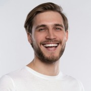 Miniatur bild eines mann mit dreitagem bart in weissem tshirt