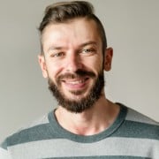 Miniatur foto eines manns mit vollbart in gruenem und grauem streifen