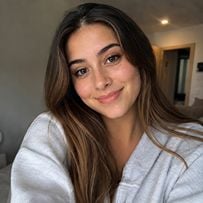 Thumbnail of a female selfie sample