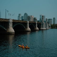 橋の下で2人がラフティングをするサムネイル画像