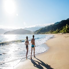 海岸線をジョギングするカップルのサムネイル画像