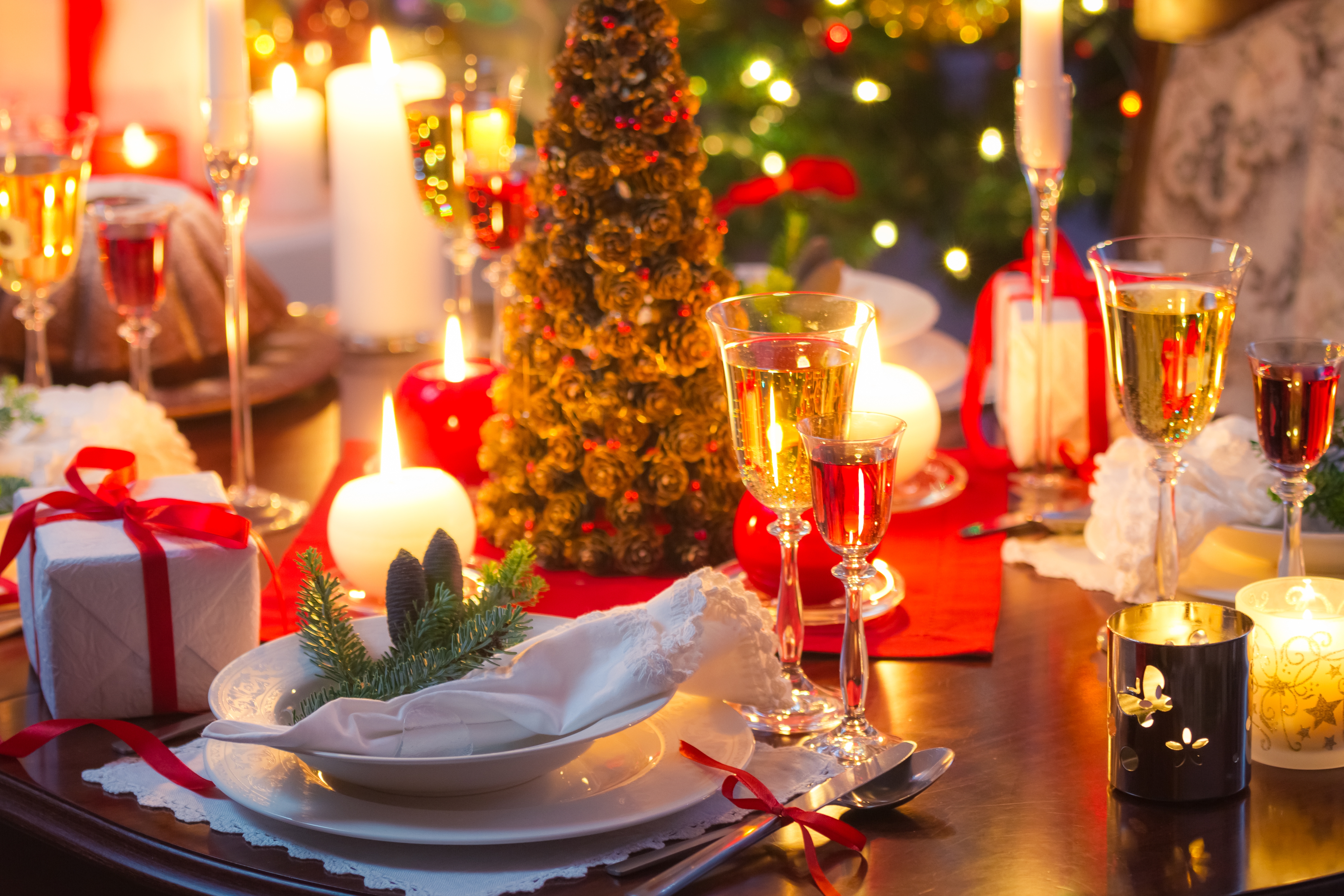 Free Merry Christmas Eve Image with Candles and Wine Glasses