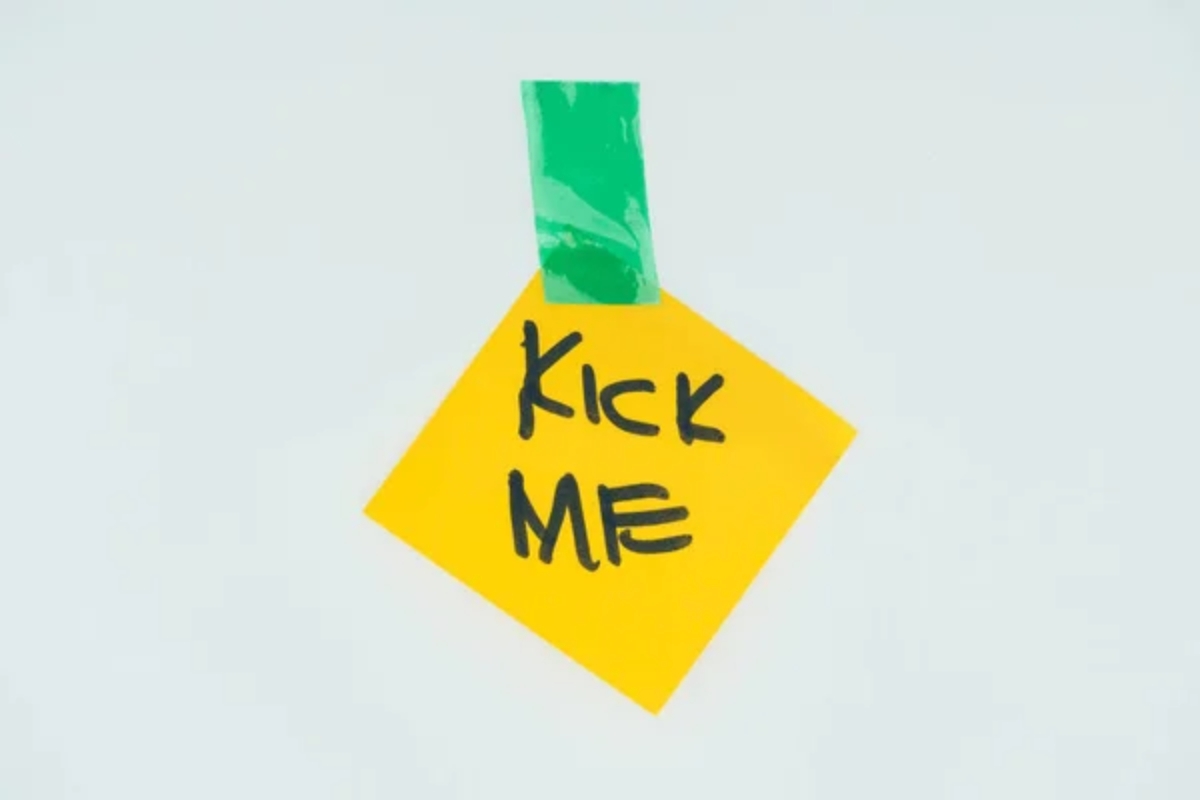 Kick me prank sticky note