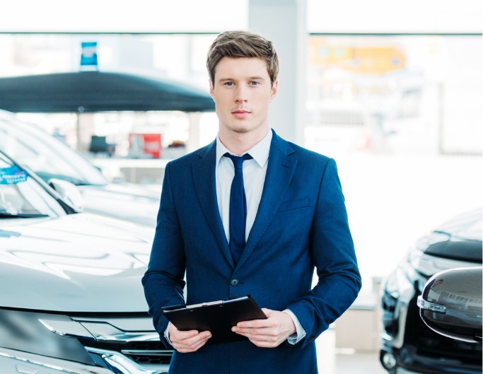 ein mann steht vor den autos