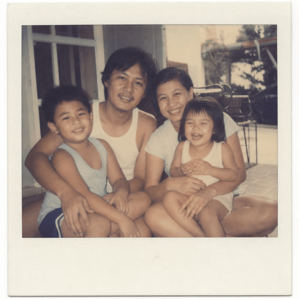 Một bức ảnh Polaroid cổ điển chụp một gia đình người châu Á