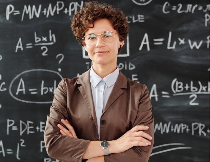 lehrerin vor der tafel stehend