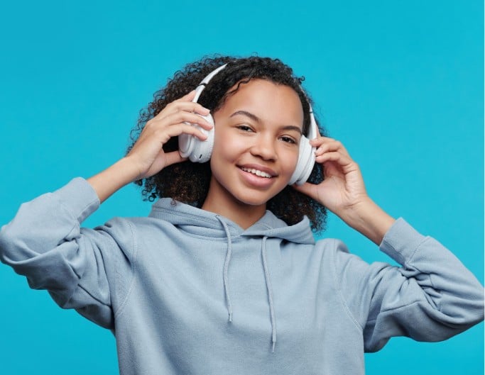 mädchen hält den kopfhörer