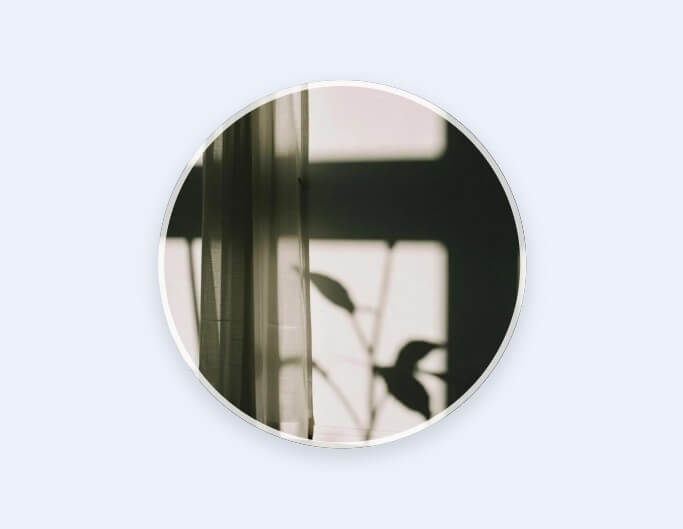 白い壁に映るレースカーテンの影がエモくて大人っぽい雰囲気のLINEアイコン