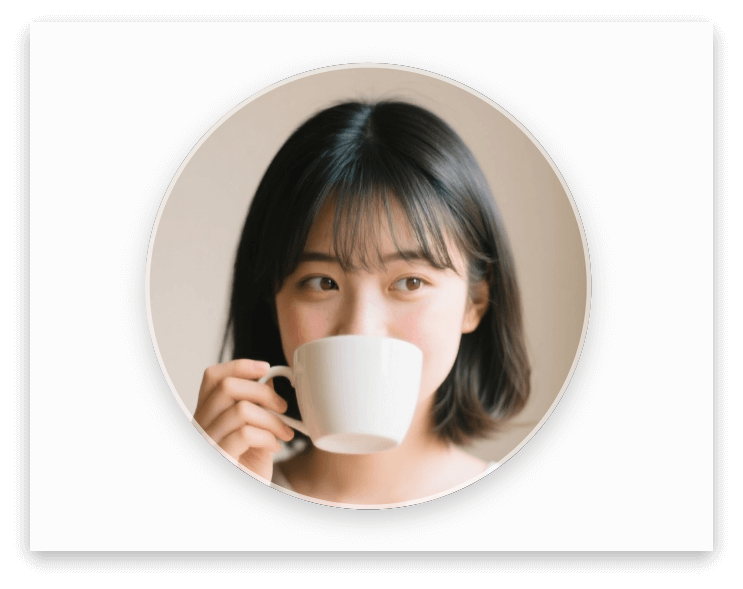 ベージュ系の淡色でコーヒーで顔を隠した優しい雰囲気のおしゃれな女子のlineアイコン