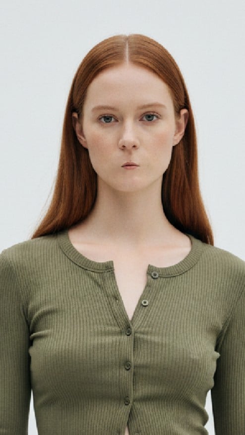 Tiny mouth funny face effect for a woman