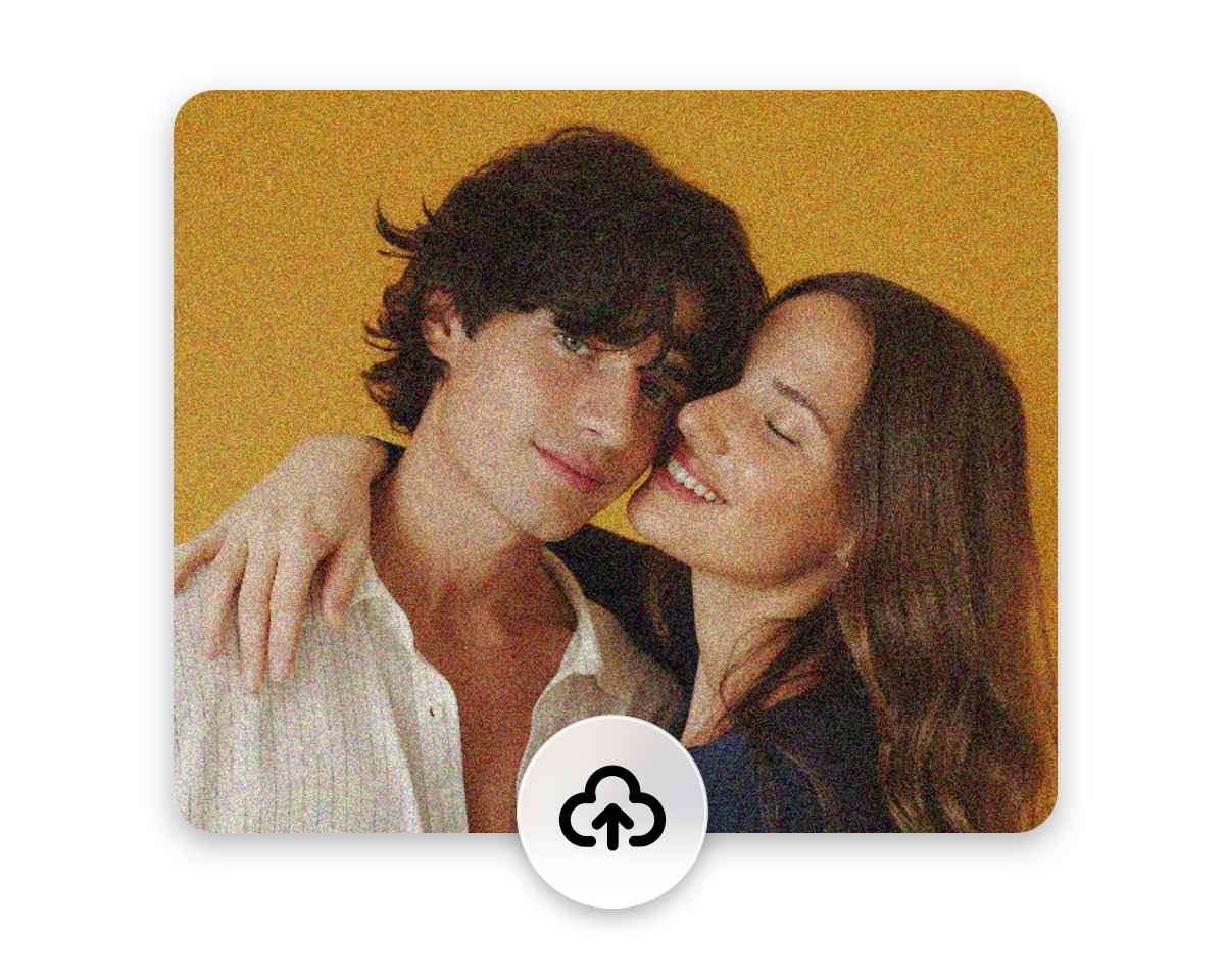 ノイズが多く、粒子が粗いカップルの写真をFotor AIノイズ除去ツールにアップロードする