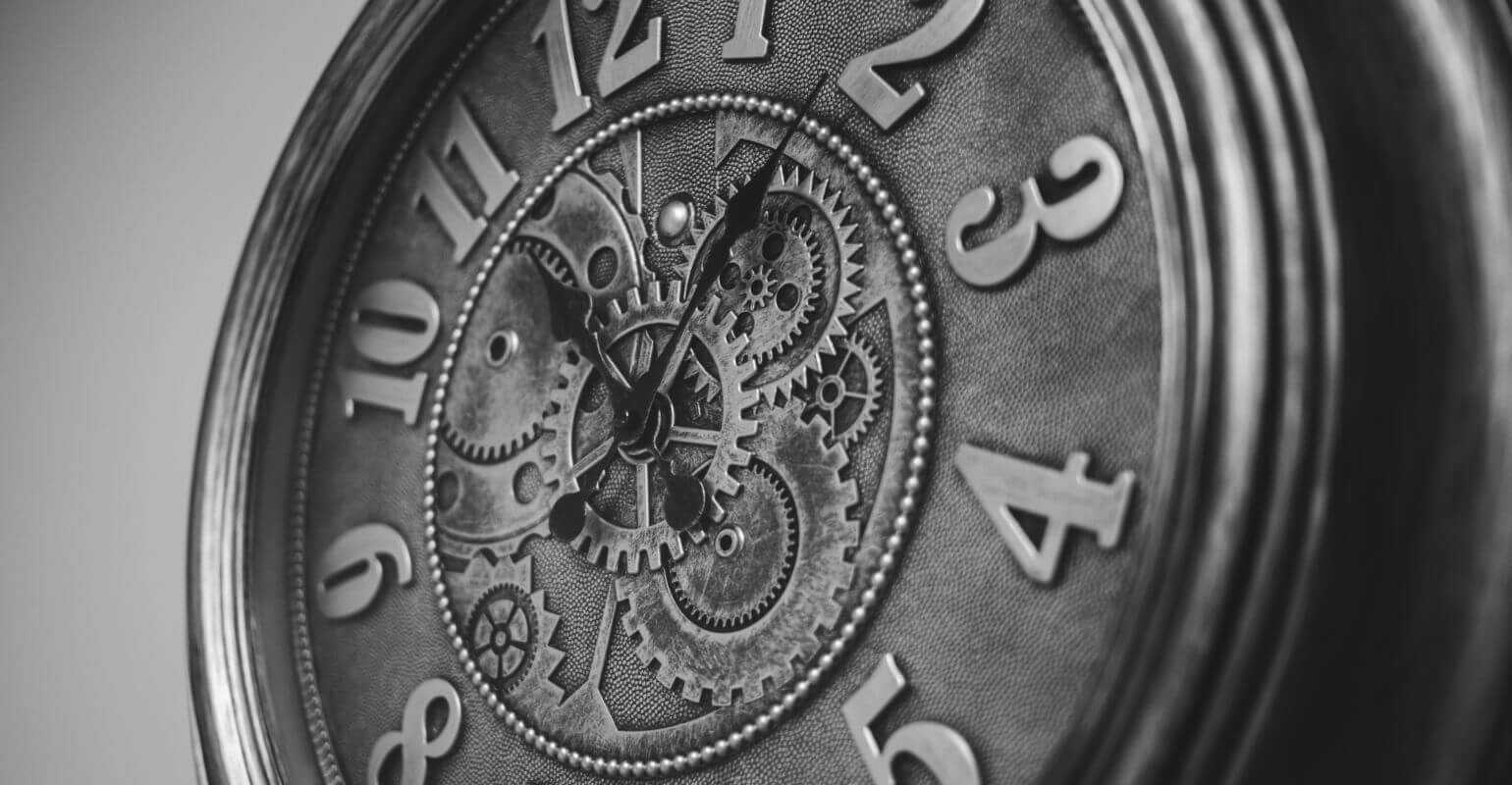 foto de reloj en blanco y negro