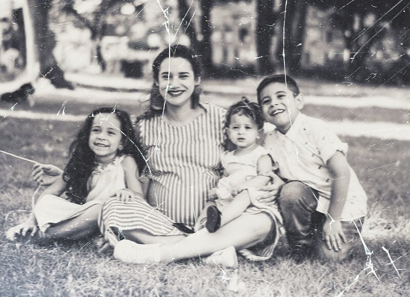 一張舊的有刮痕和老化的跡象的黑白家庭照