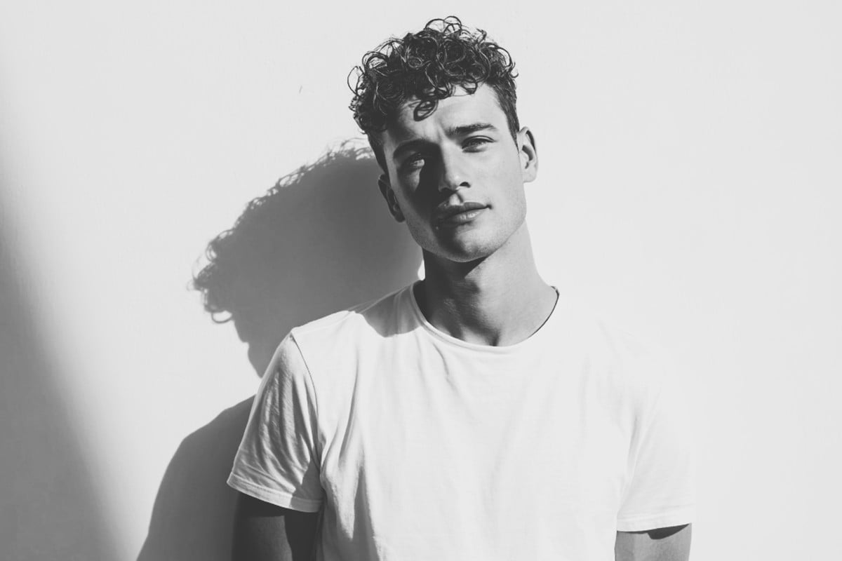 Image noir et blanc dun homme portant un t shirt blanc