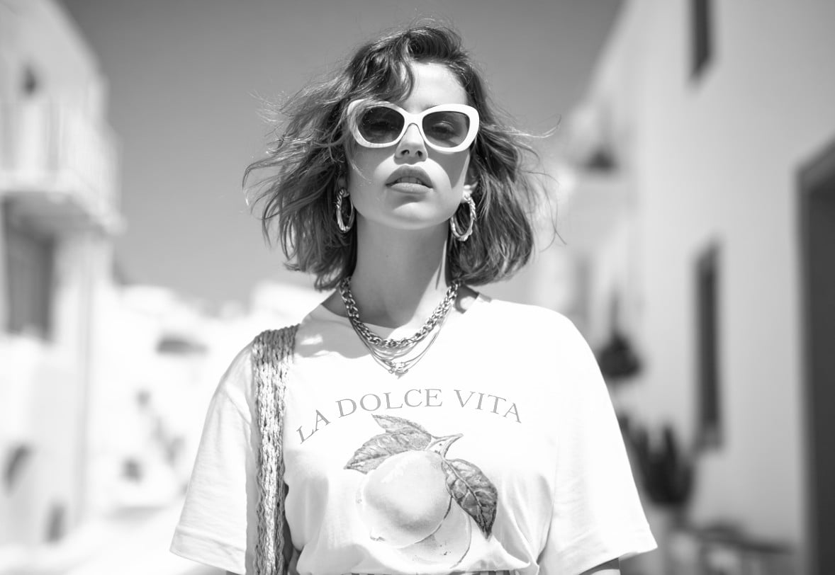 Image noir et blanc dune femme portant des lunettes de soleil