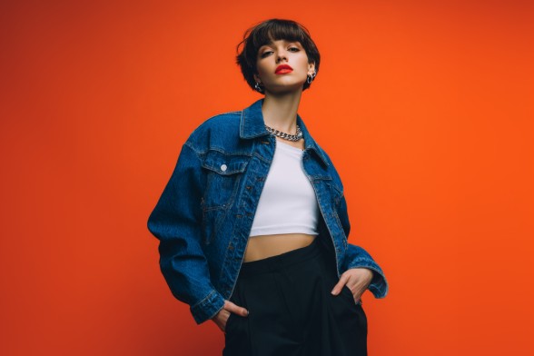 Oberteil Kleidung von der Frau mit dem Bildfarbe Wechsel von Fotor von hell und rosa ins blau und weiss fuer PC