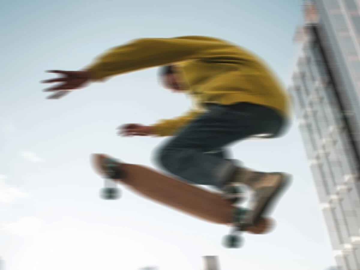 Un homme qui saute sur une photo floue