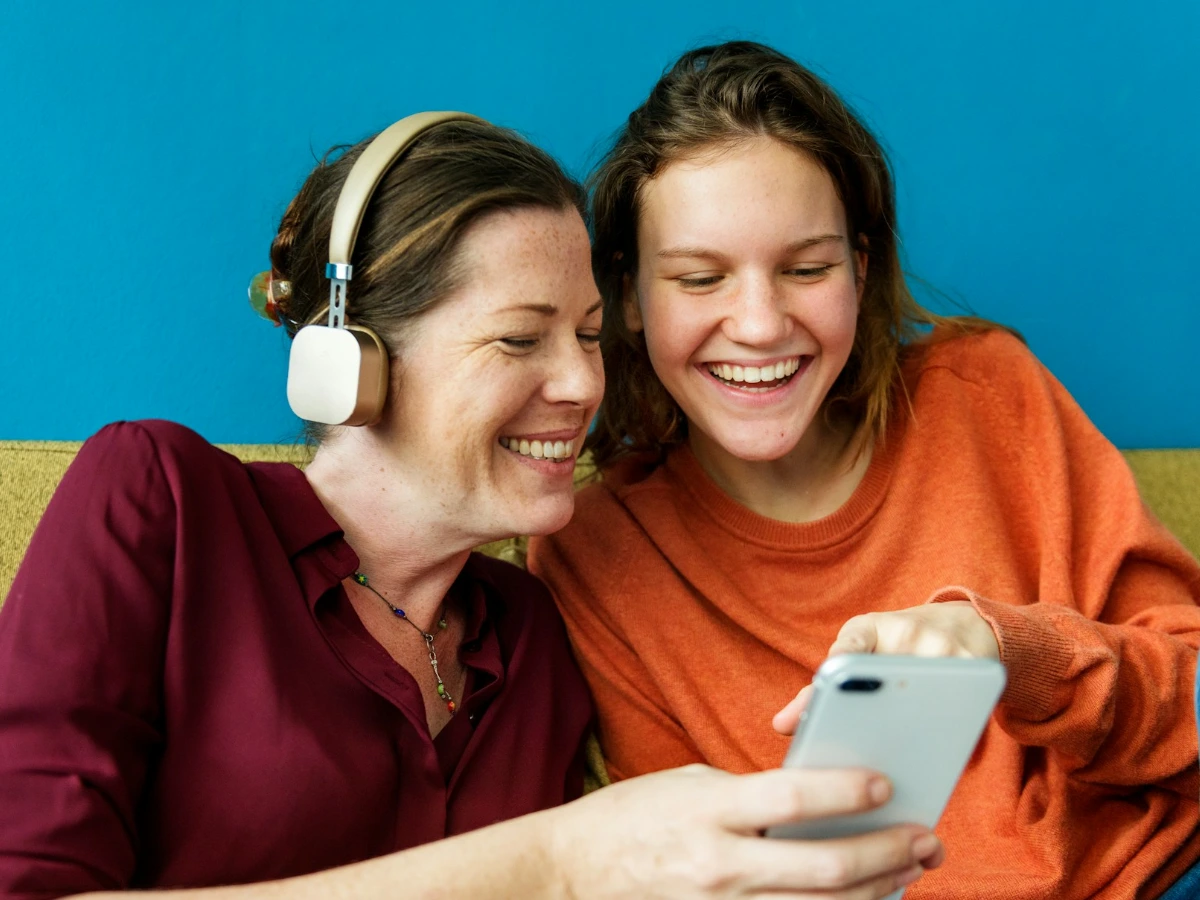Une photo nette de deux femmes en train de regarder un téléphone ensemble