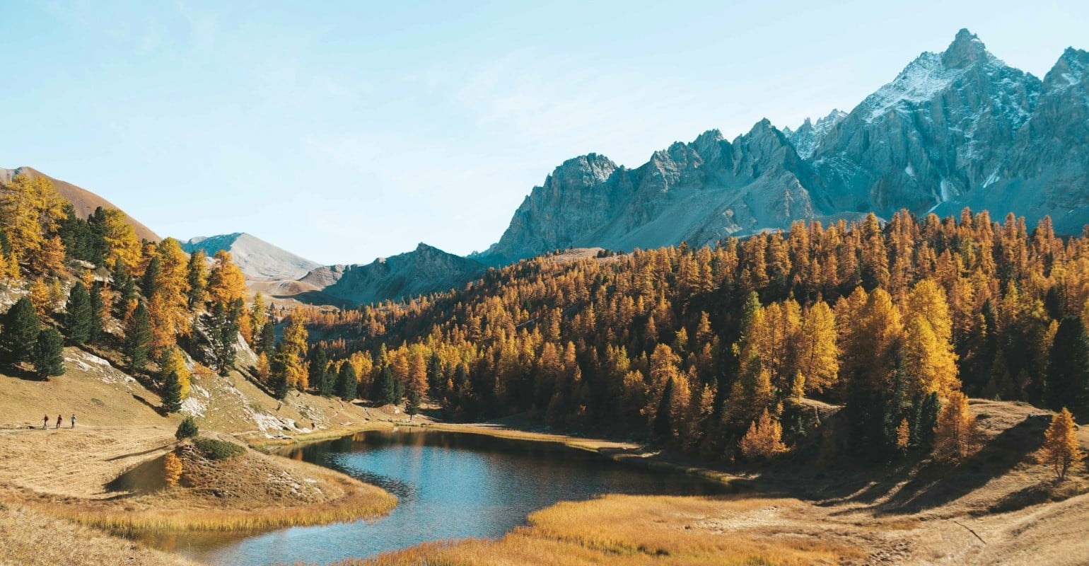 衣服美麗的秋天風景圖
