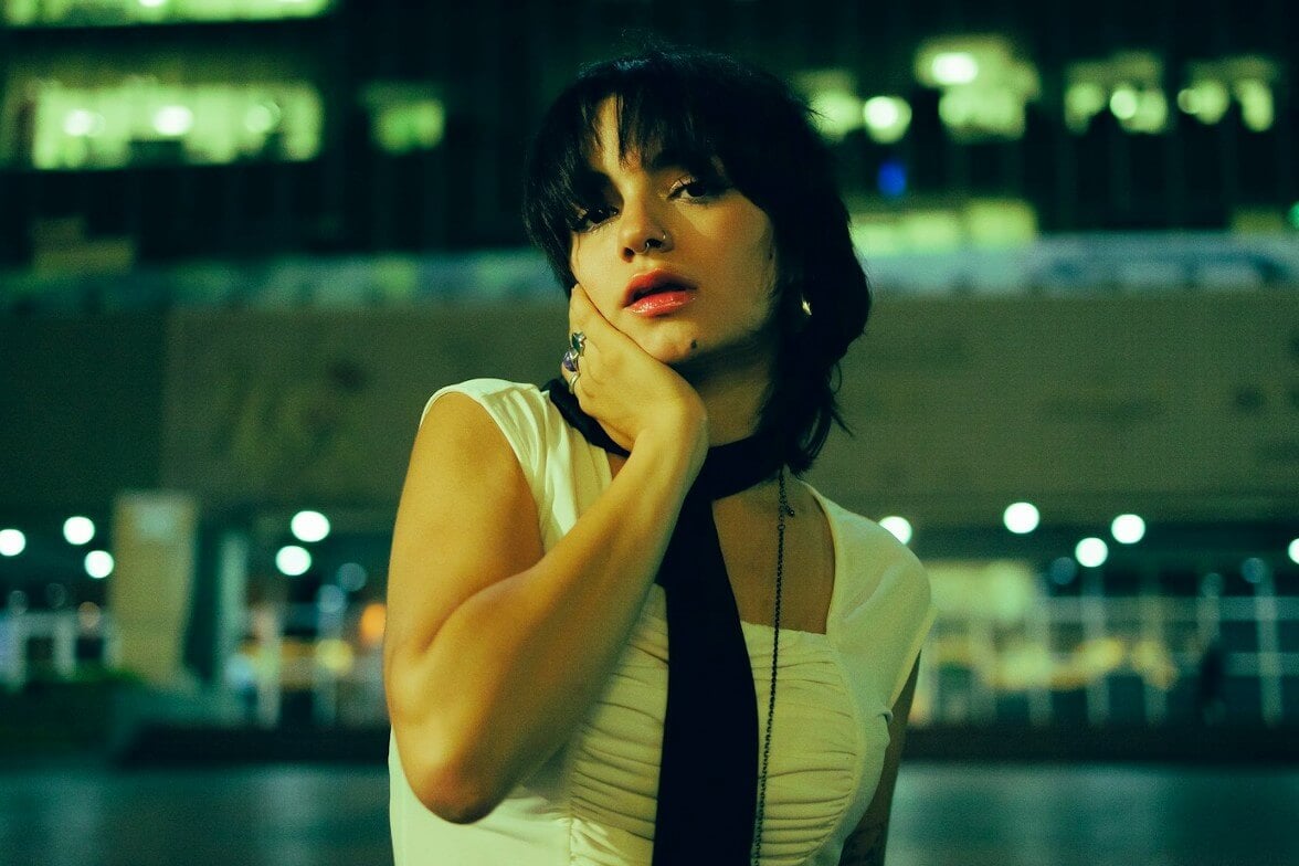 ノイズと粒状感を除去した、美しい女性の写真