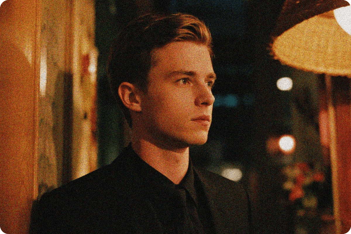 ノイズが入った、ハンサムな男性の薄暗い写真