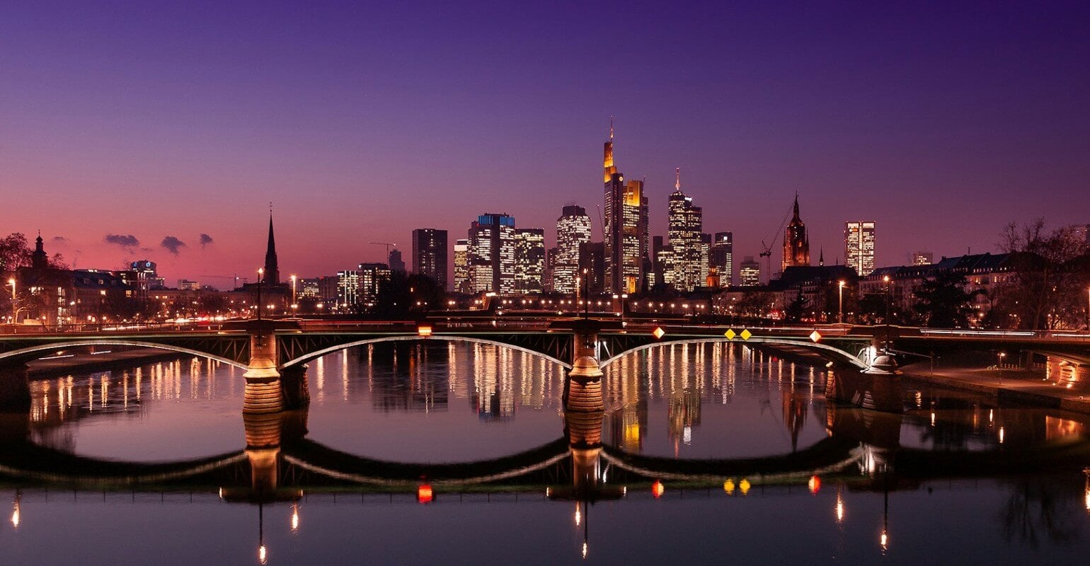 Fotor AI画像ノイズ除去ツールを使用して、ノイズと粒状感を除去した橋の夜景写真