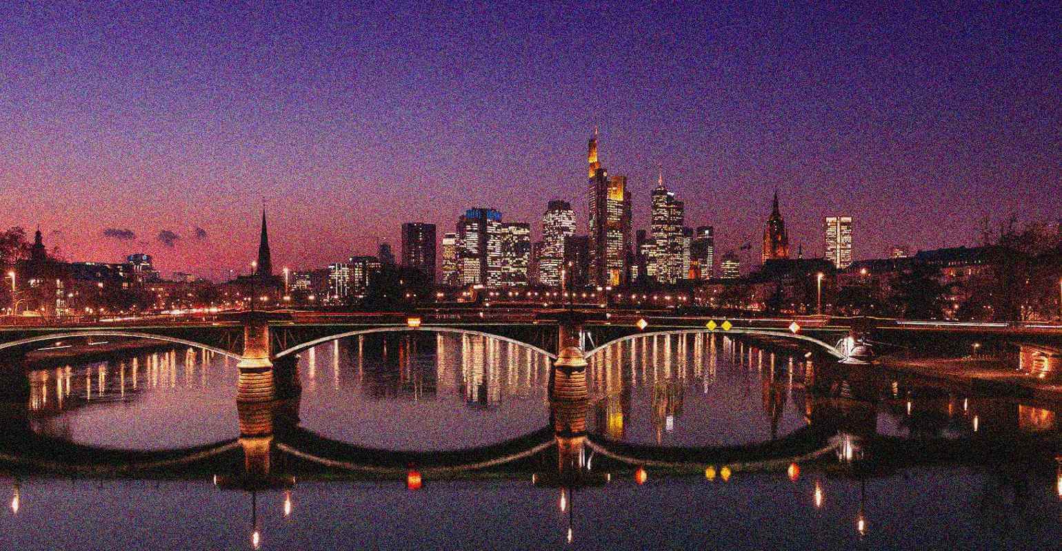 橋を写した、ノイズの多い夜の写真