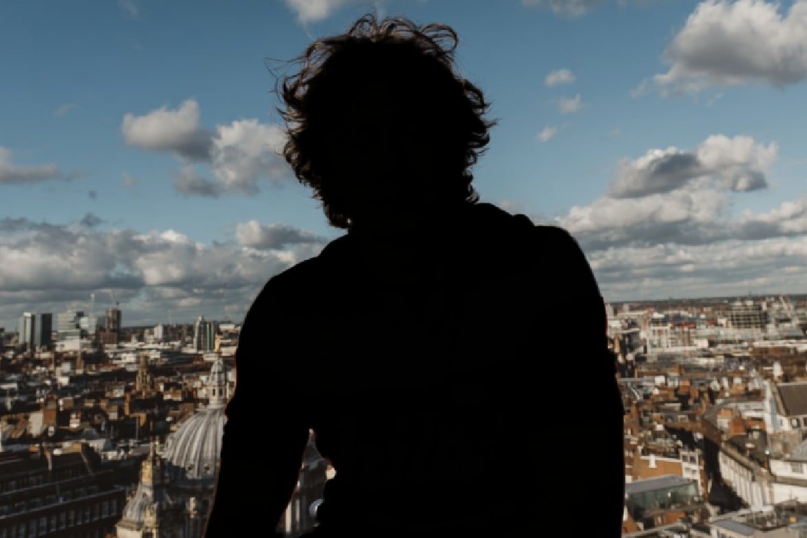 Eine Silhouette aus dem originalen Bild eines hübschen Manns mit Fotor