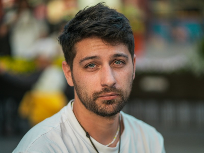 Ein originales bild eines mann mit gruenen augen mit bart